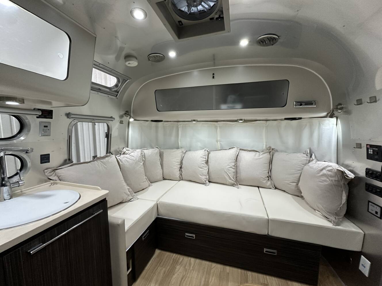 A photo of this 2019 Airstream INTERNATIONAL SIGNATURE 28RBT