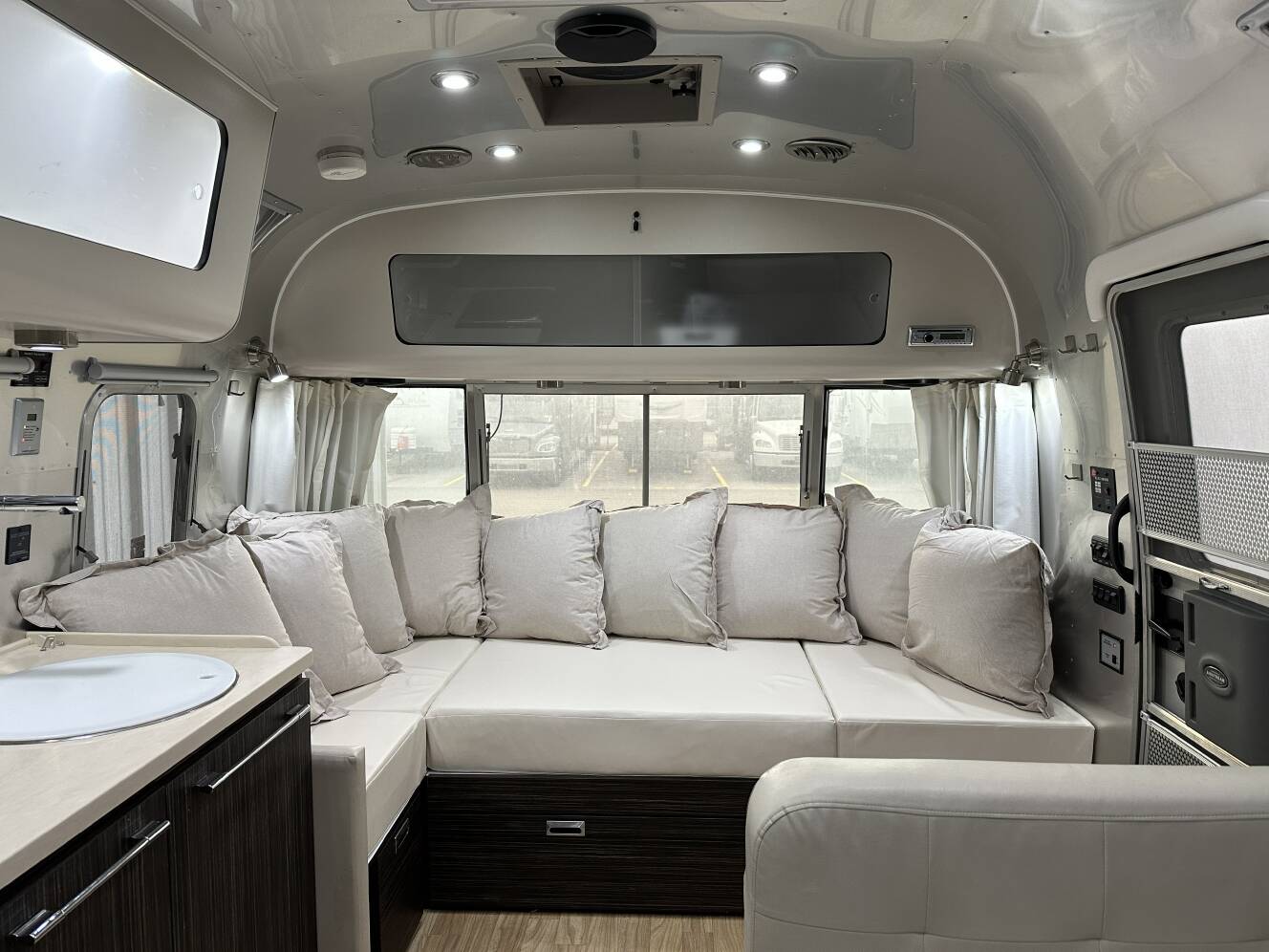 A photo of this 2019 Airstream INTERNATIONAL SIGNATURE 28RBT