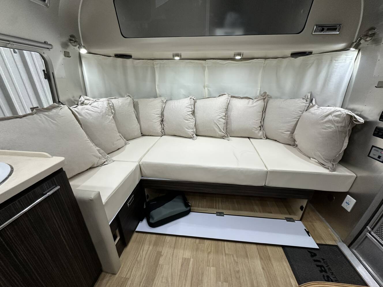 A photo of this 2019 Airstream INTERNATIONAL SIGNATURE 28RBT