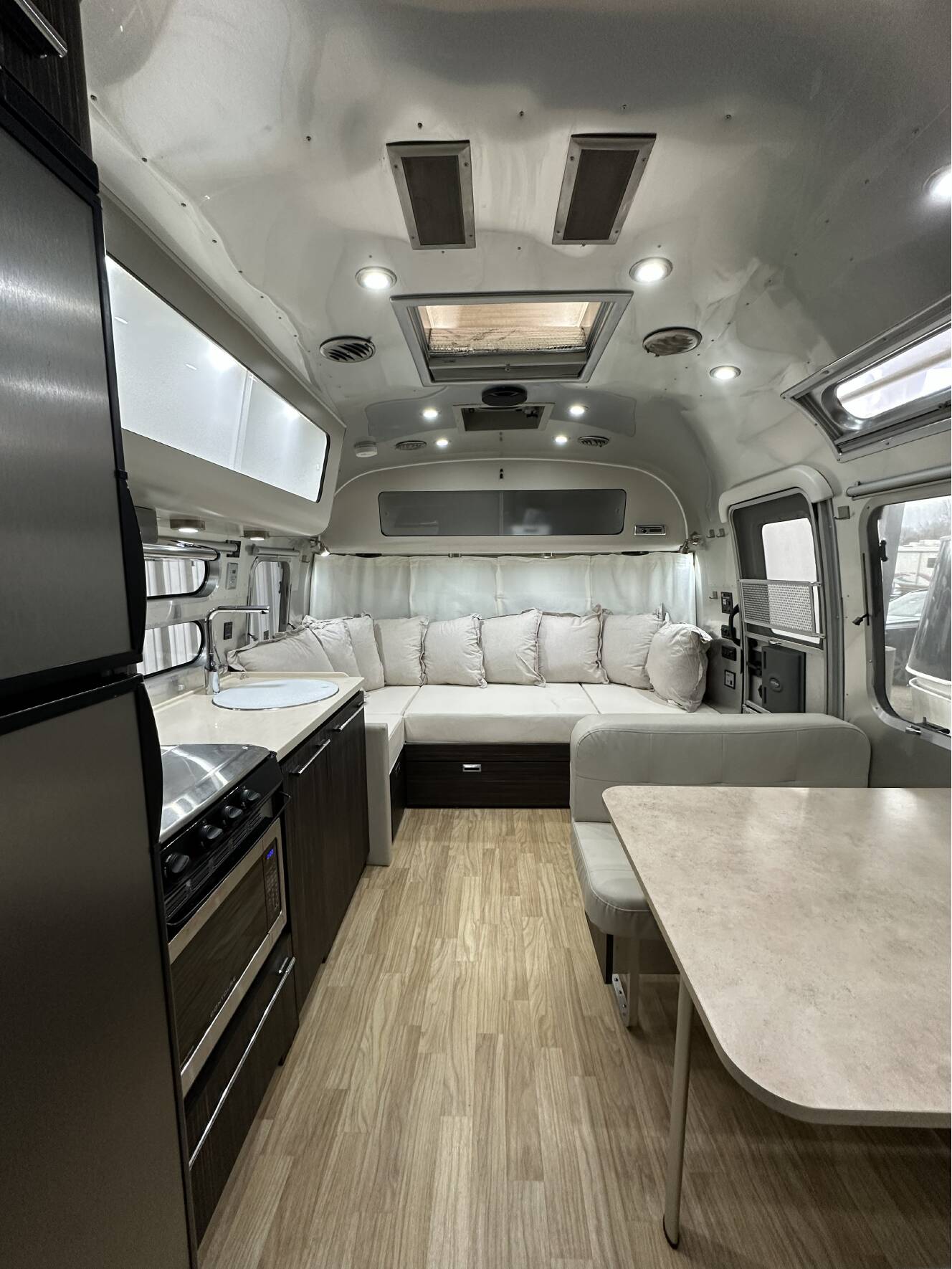 A photo of this 2019 Airstream INTERNATIONAL SIGNATURE 28RBT