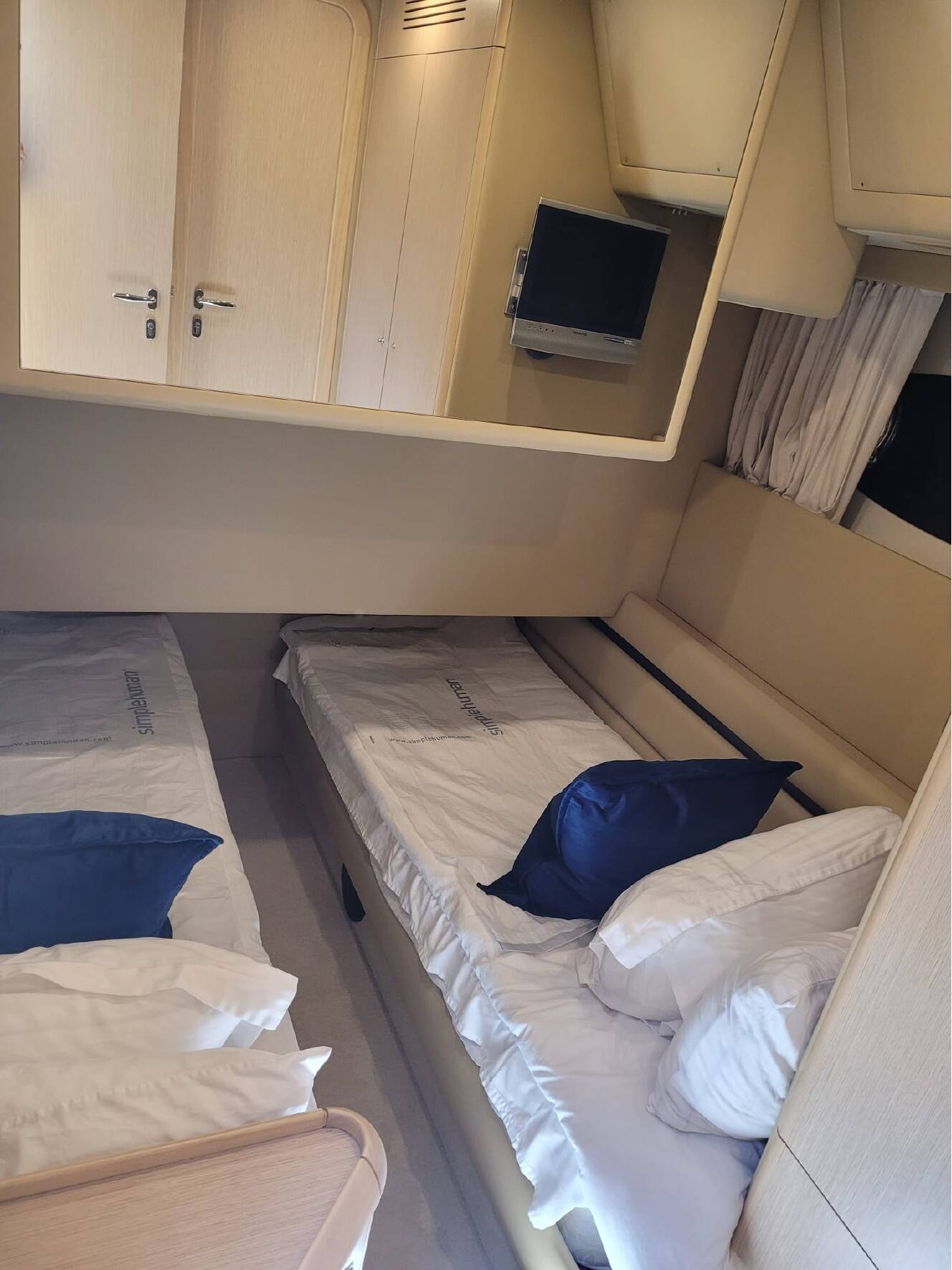 A photo of this 2006 Ferretti 550 Flybridge