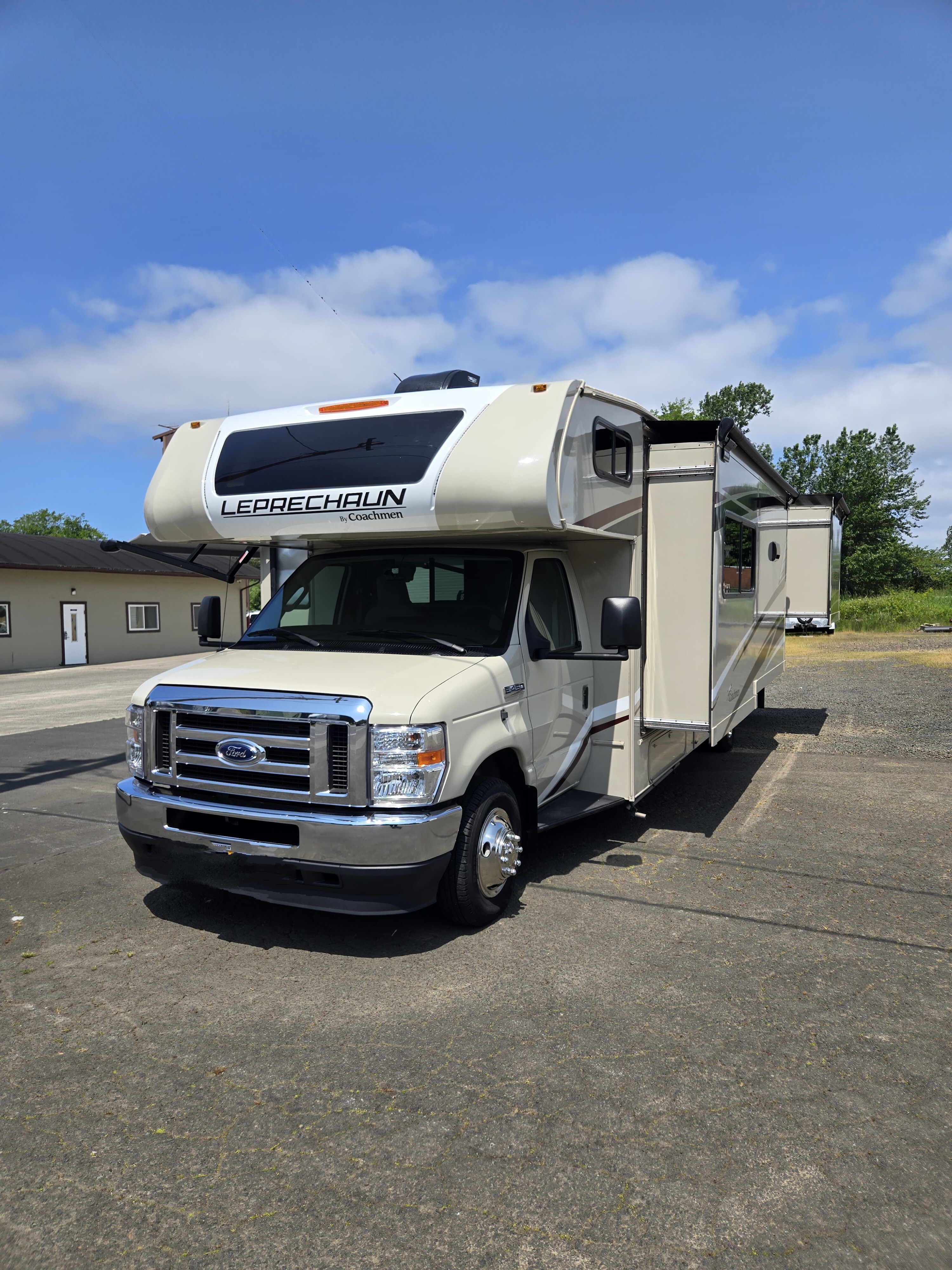 2022 Coachmen LEPRECHAUN PREMIER 311FS in astoria OR