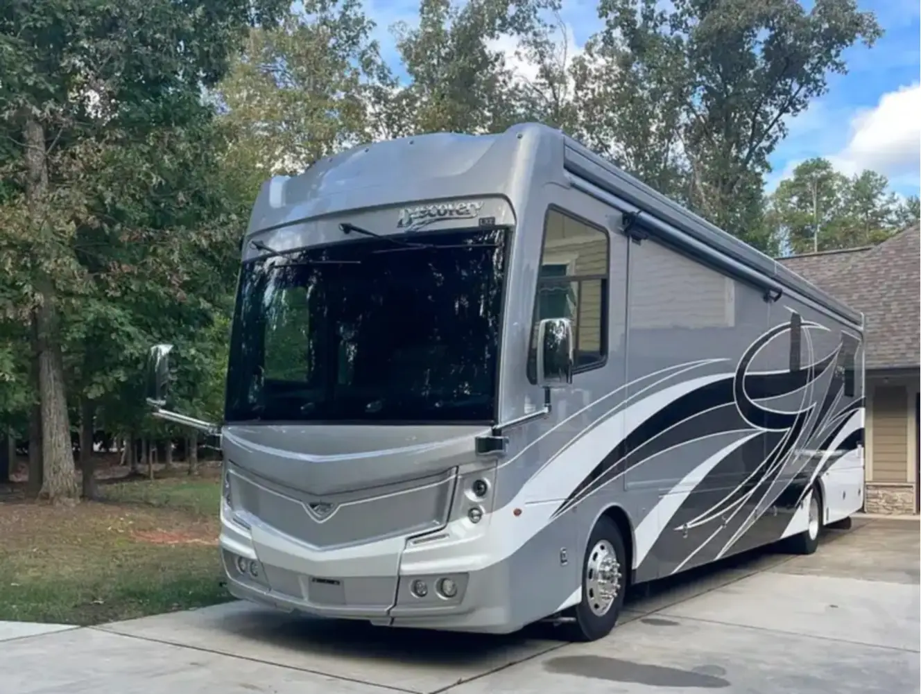 A photo of this 2021 Fleetwood DISCOVERY LXE 40G
