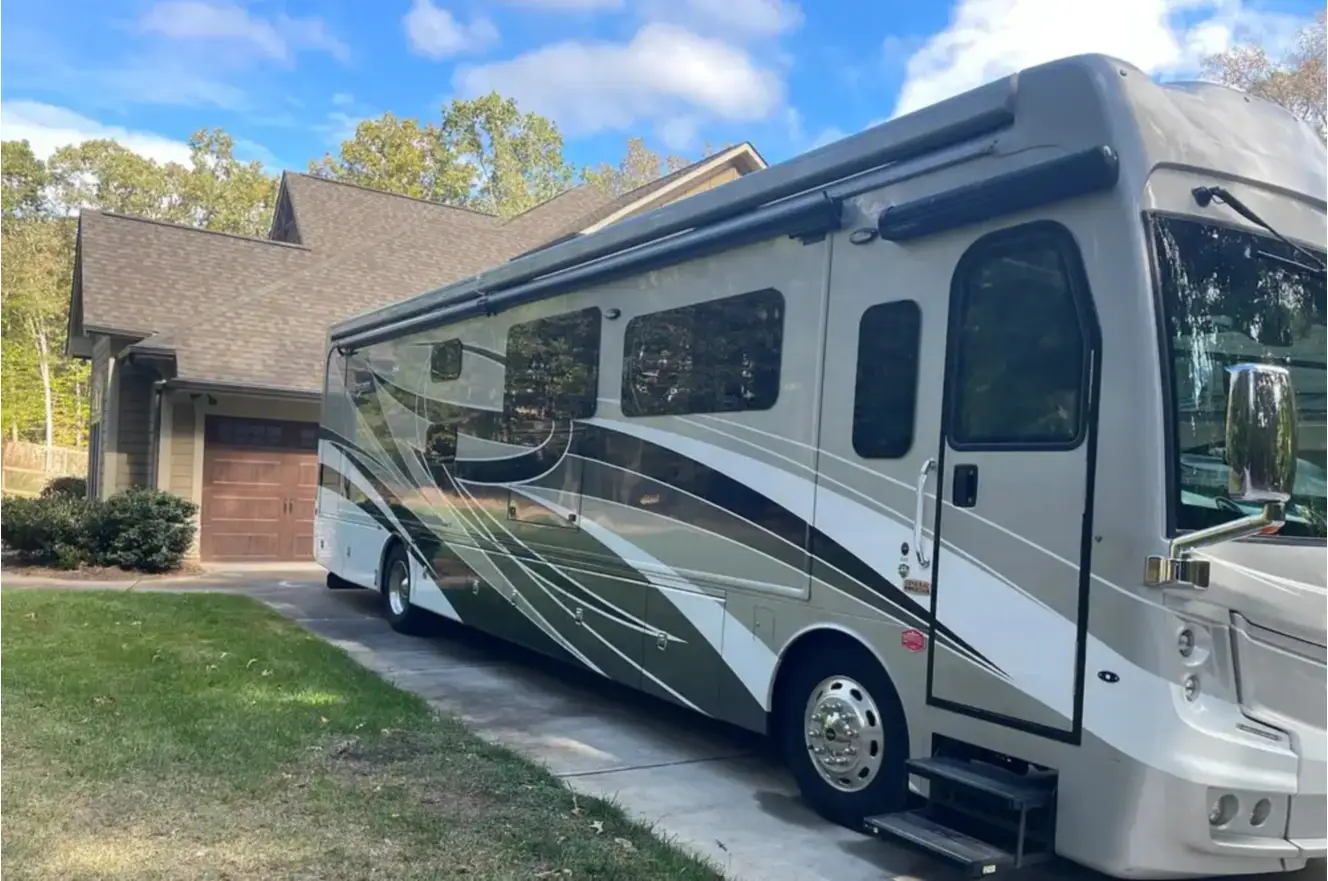 A photo of this 2021 Fleetwood DISCOVERY LXE 40G