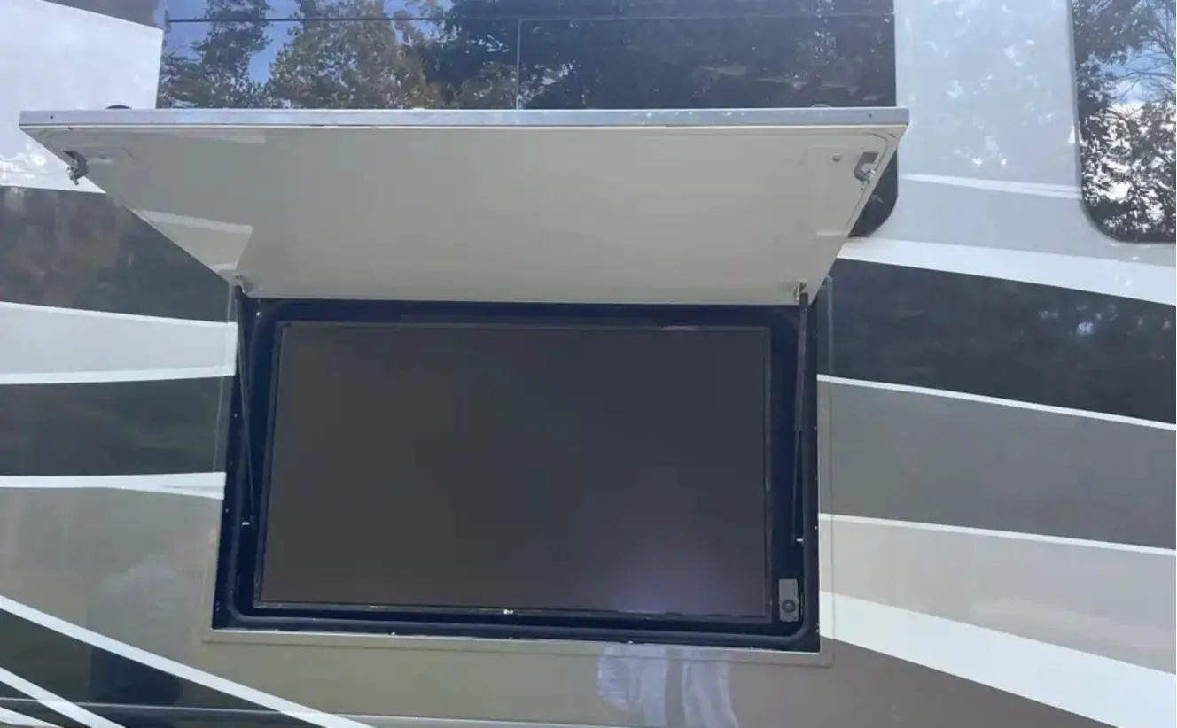 A photo of this 2021 Fleetwood DISCOVERY LXE 40G