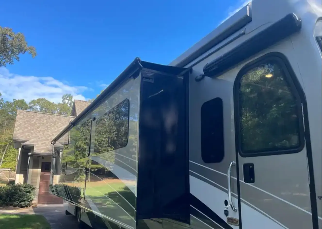 A photo of this 2021 Fleetwood DISCOVERY LXE 40G