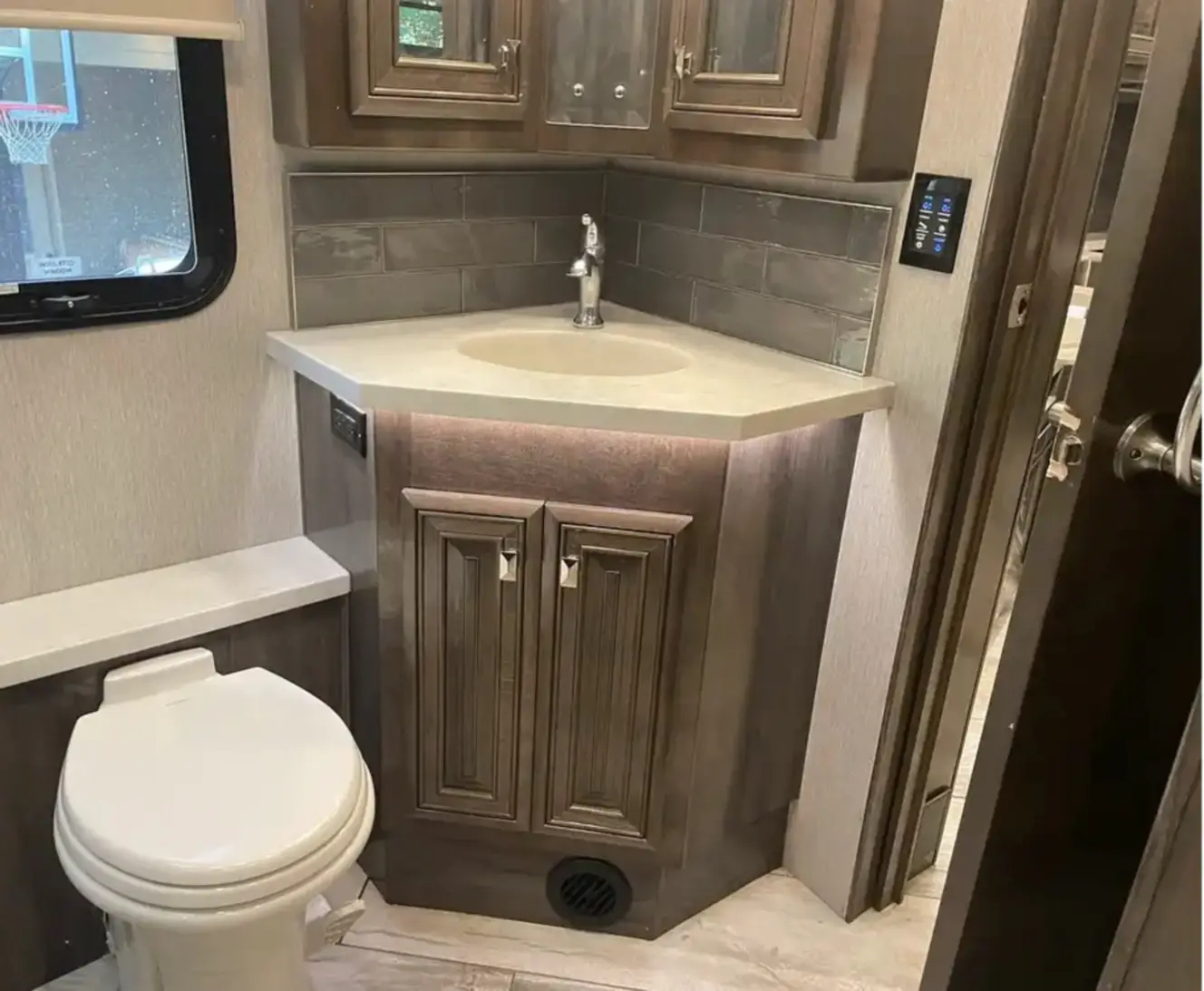 A photo of this 2021 Fleetwood DISCOVERY LXE 40G
