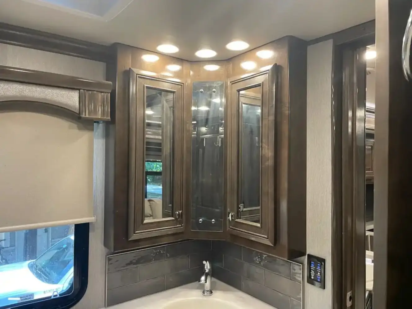 A photo of this 2021 Fleetwood DISCOVERY LXE 40G