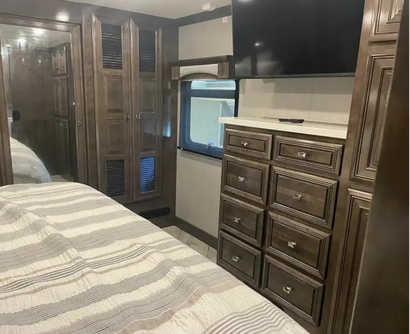 A photo of this 2021 Fleetwood DISCOVERY LXE 40G