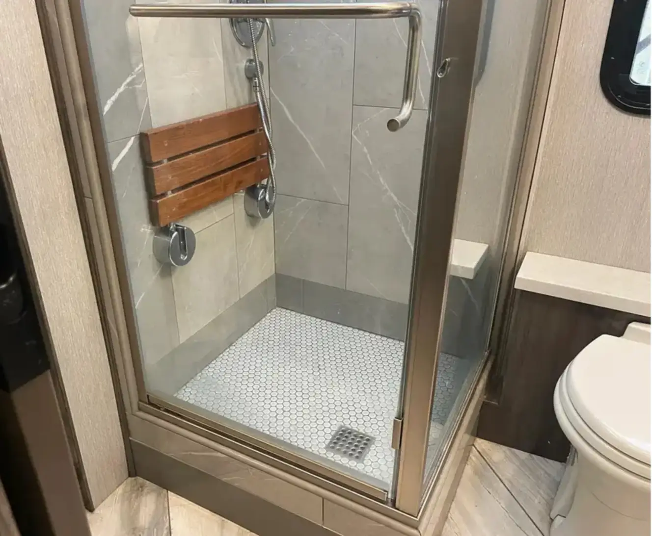 A photo of this 2021 Fleetwood DISCOVERY LXE 40G