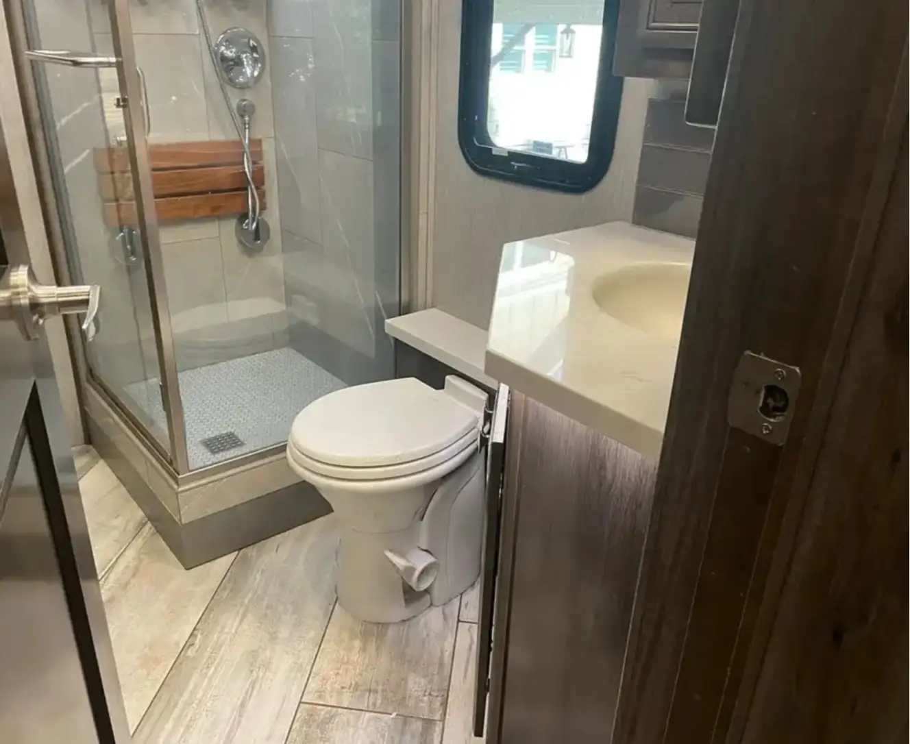 A photo of this 2021 Fleetwood DISCOVERY LXE 40G