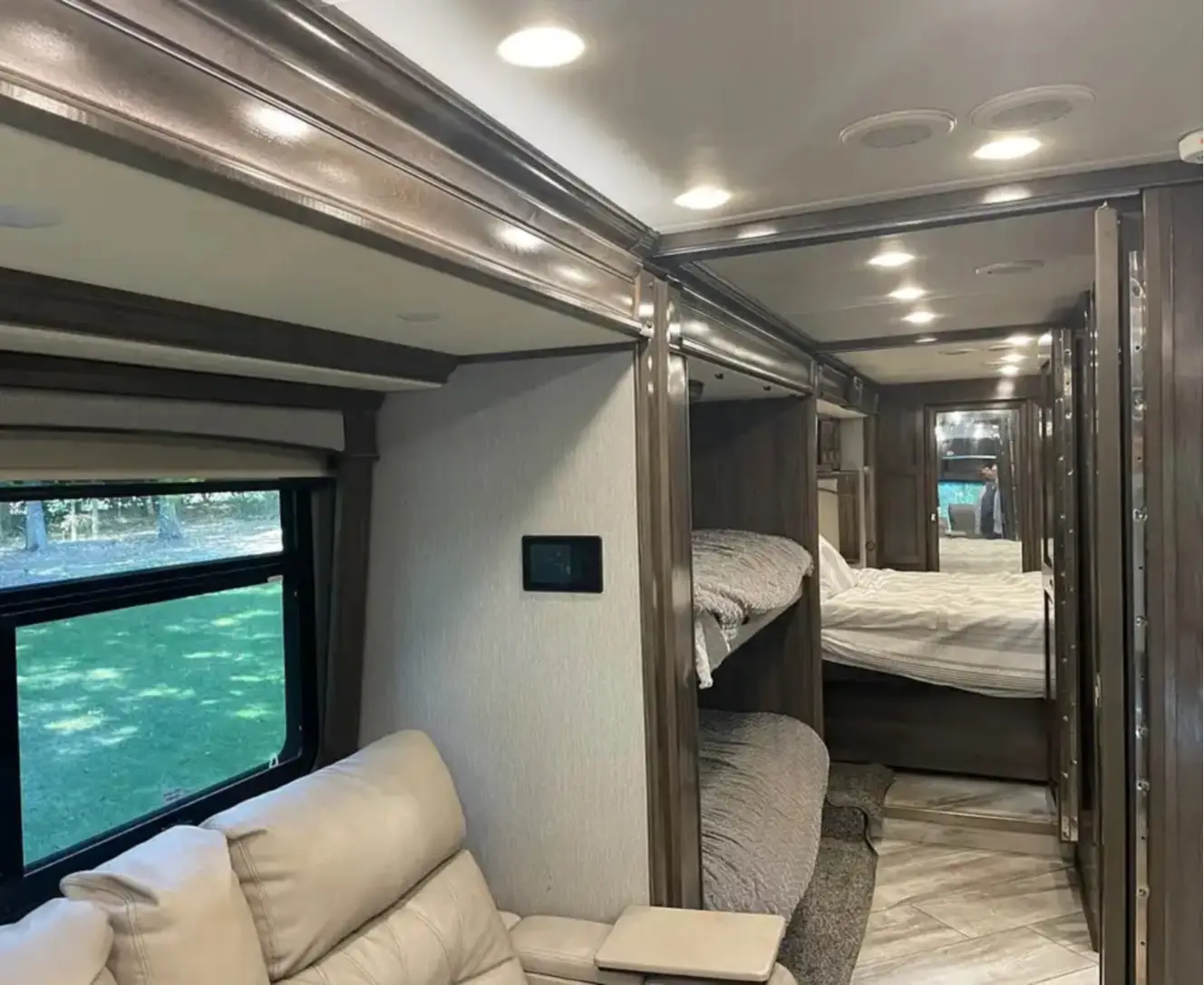 A photo of this 2021 Fleetwood DISCOVERY LXE 40G