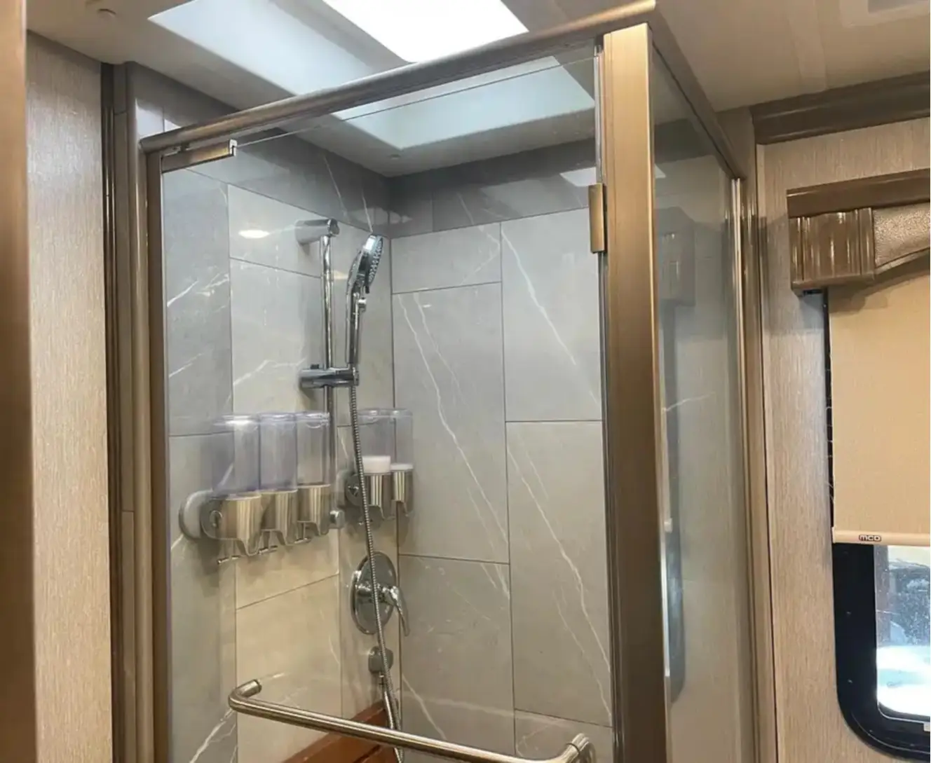 A photo of this 2021 Fleetwood DISCOVERY LXE 40G