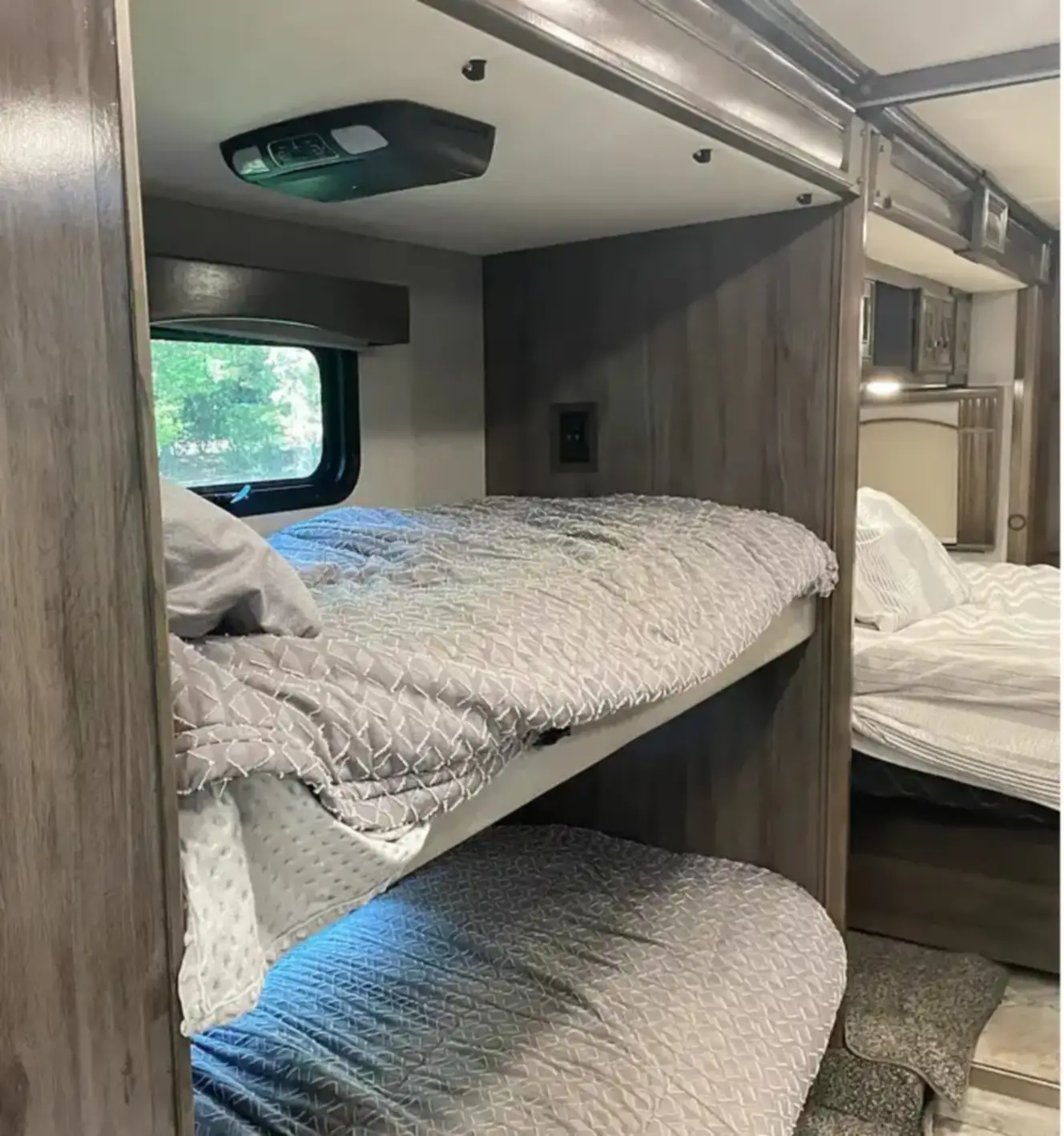A photo of this 2021 Fleetwood DISCOVERY LXE 40G