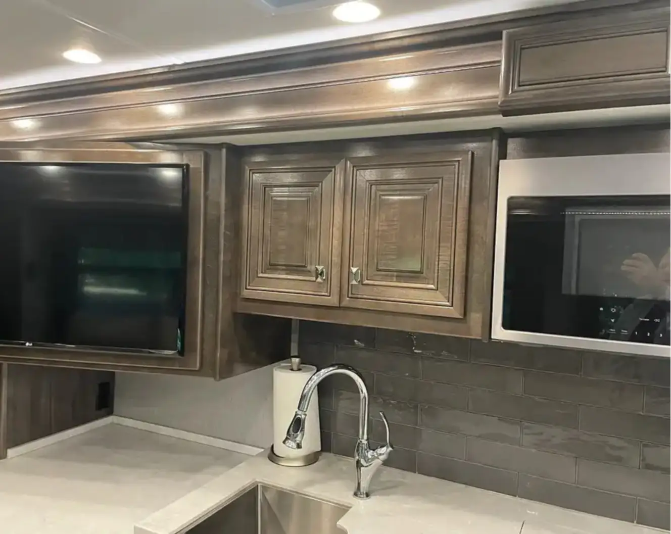 A photo of this 2021 Fleetwood DISCOVERY LXE 40G