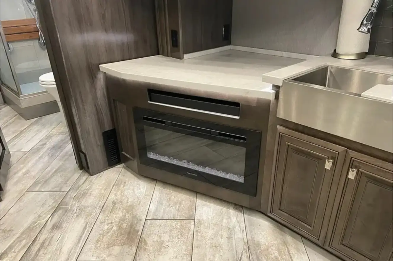 A photo of this 2021 Fleetwood DISCOVERY LXE 40G