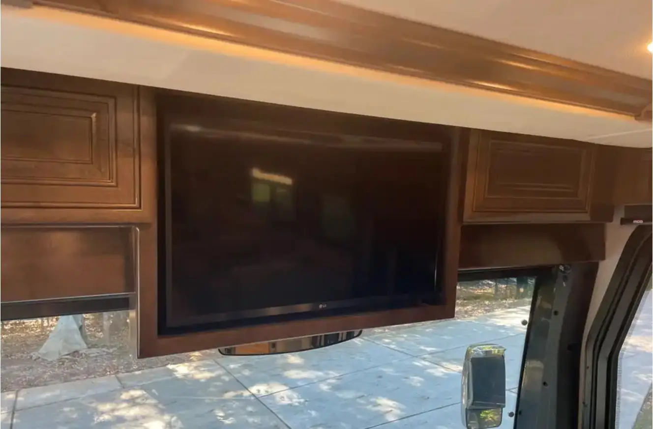 A photo of this 2021 Fleetwood DISCOVERY LXE 40G