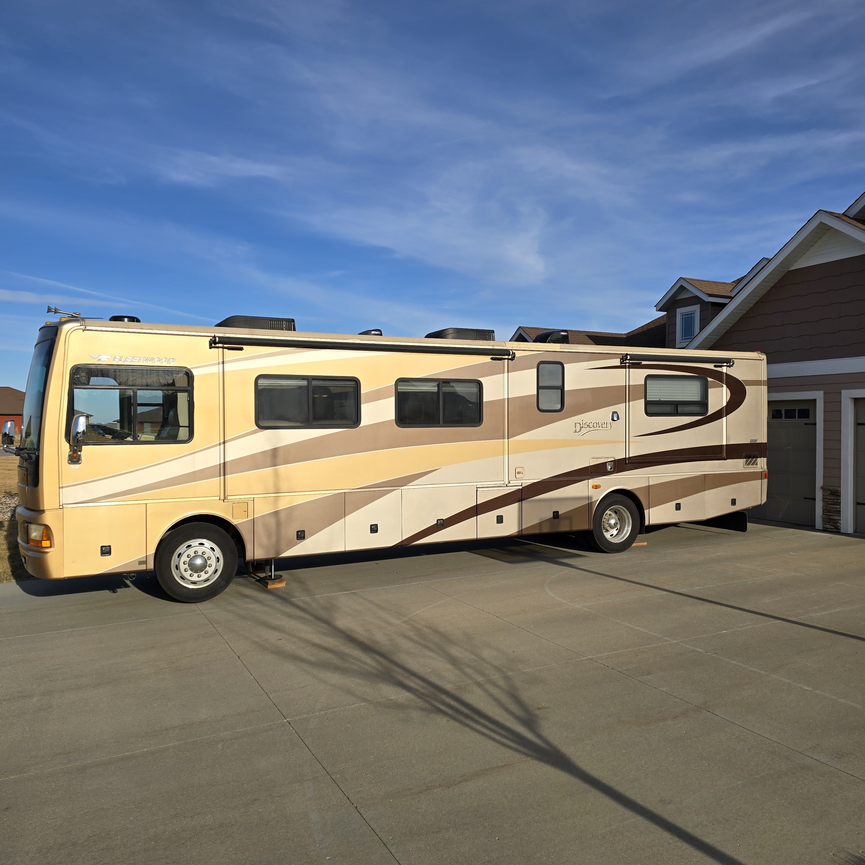 2005 Fleetwood DISCOVERY 39L in sioux center IA
