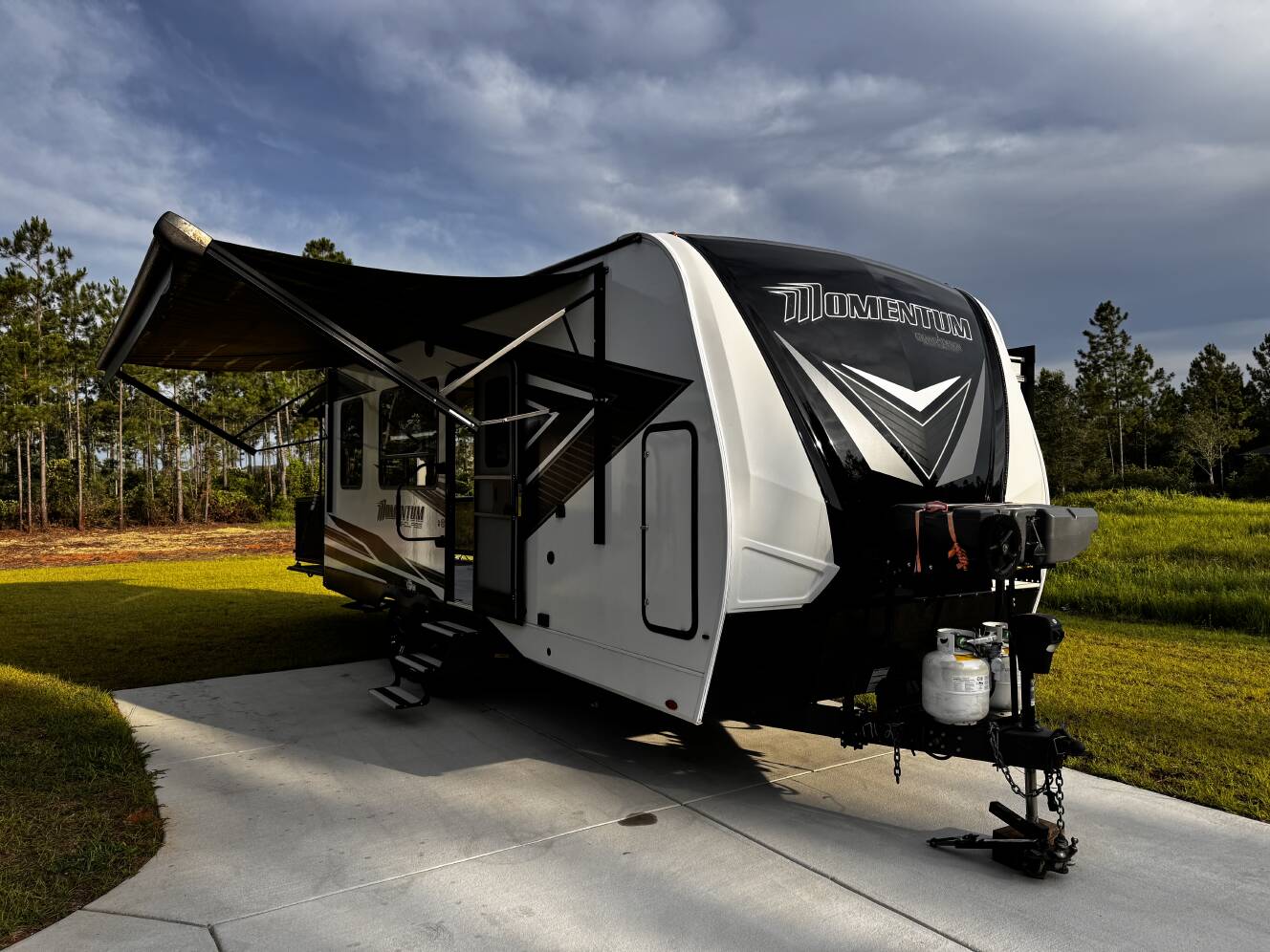 A photo of this 2022 Grand Design MOMENTUM G-CLASS 21G
