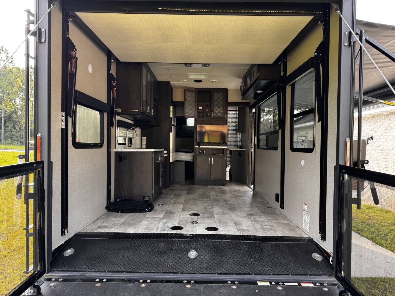 A photo of this 2022 Grand Design MOMENTUM G-CLASS 21G