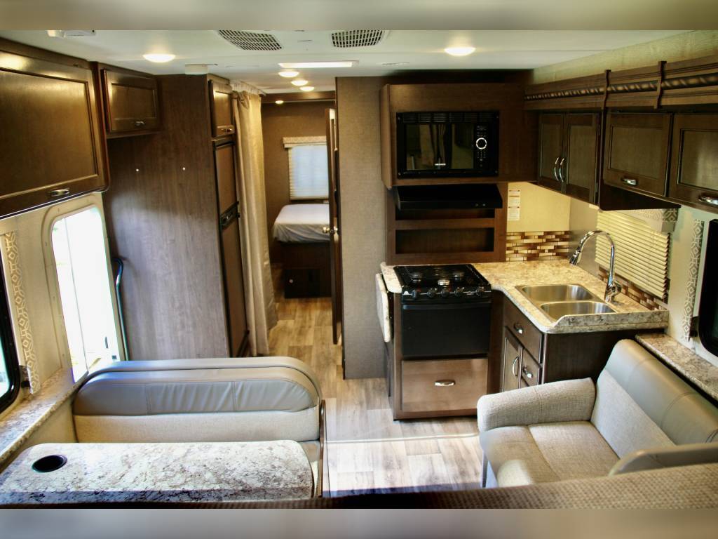 2017 Thor Motor Coach FREEDOM ELITE 30FE in berryville VA
