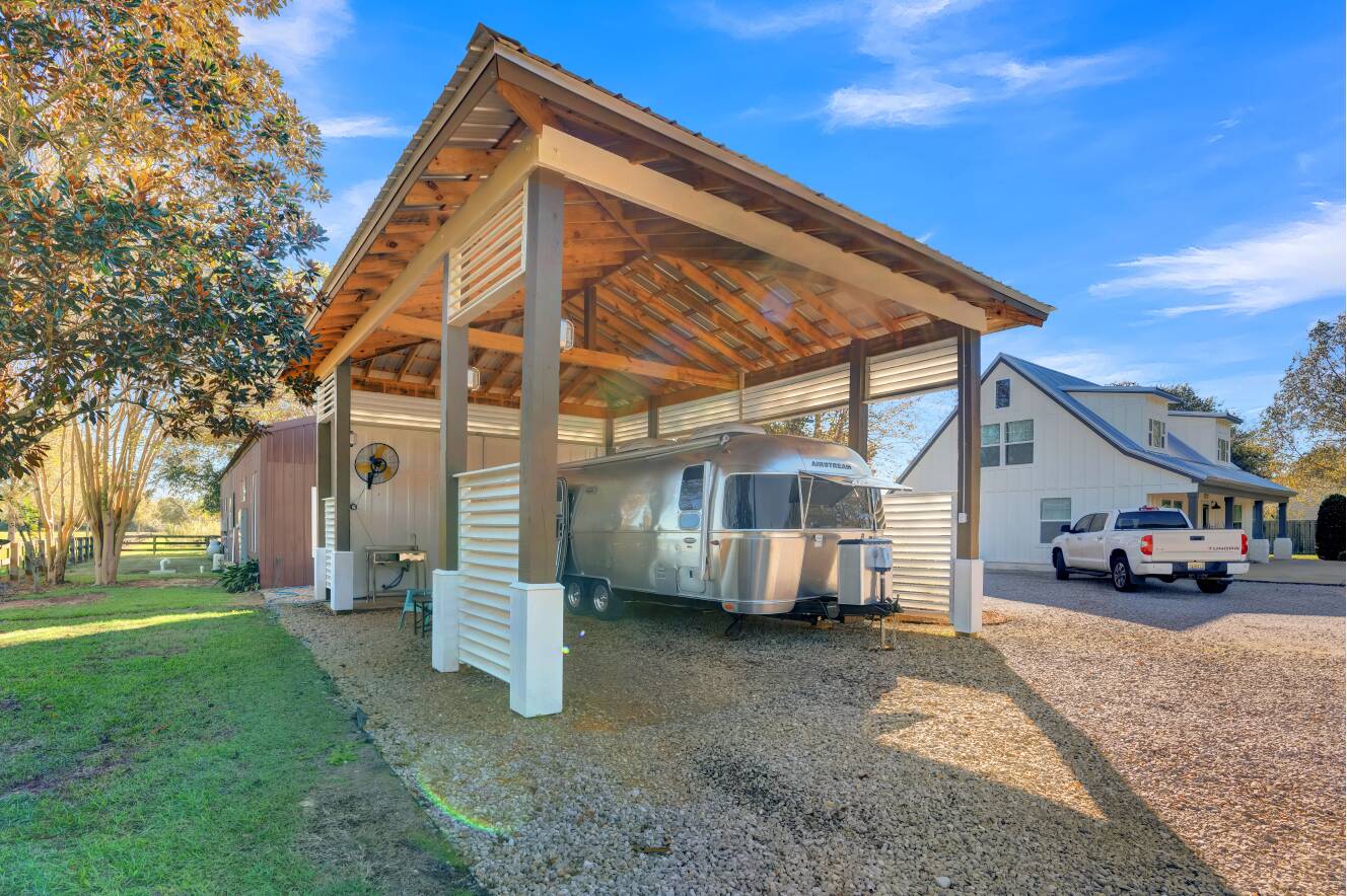 A photo of this 2019 Airstream INTERNATIONAL SIGNATURE 25FBQ