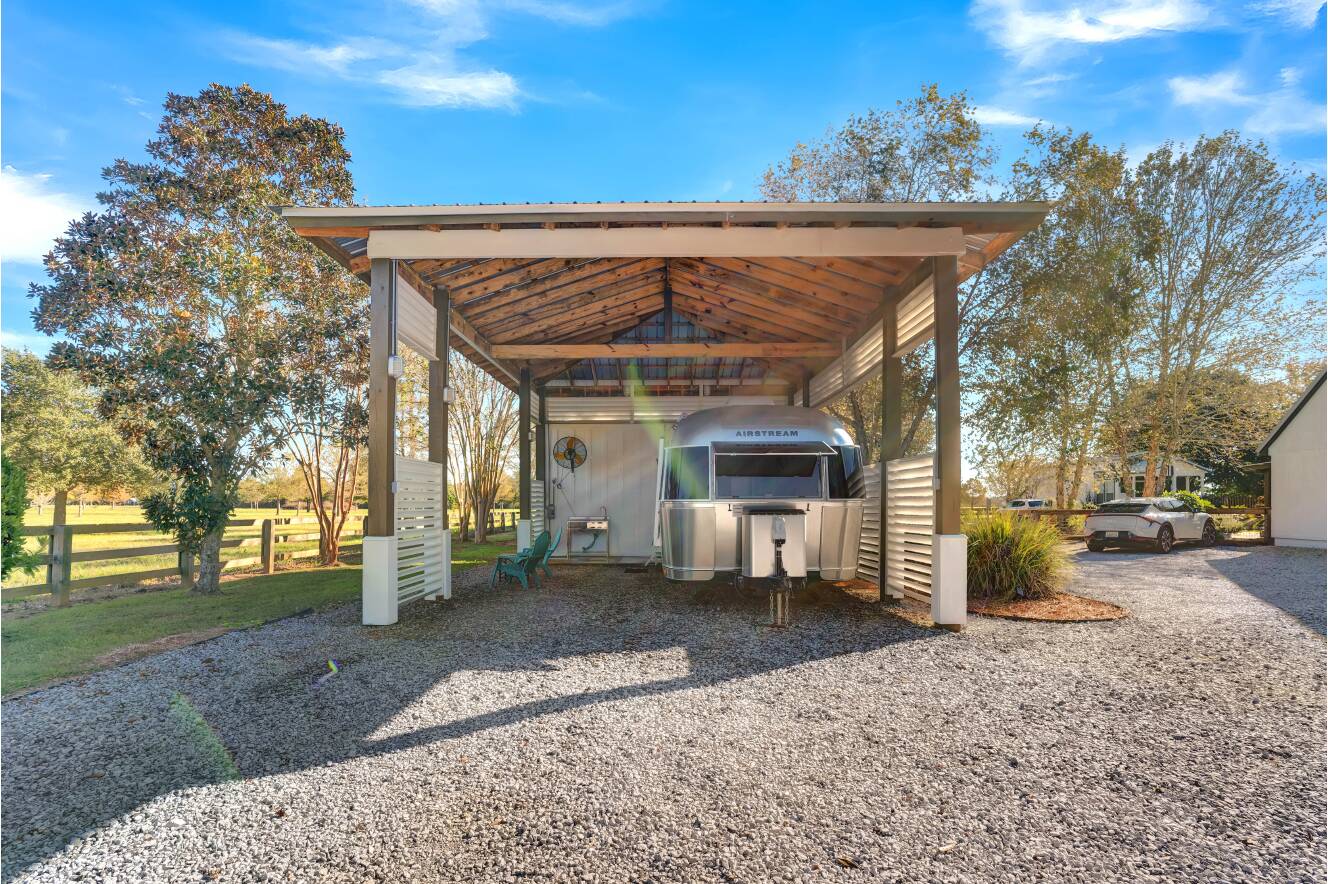 A photo of this 2019 Airstream INTERNATIONAL SIGNATURE 25FBQ