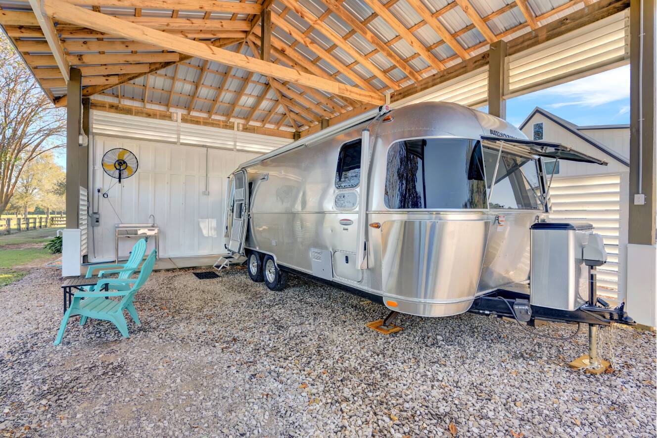 A photo of this 2019 Airstream INTERNATIONAL SIGNATURE 25FBQ