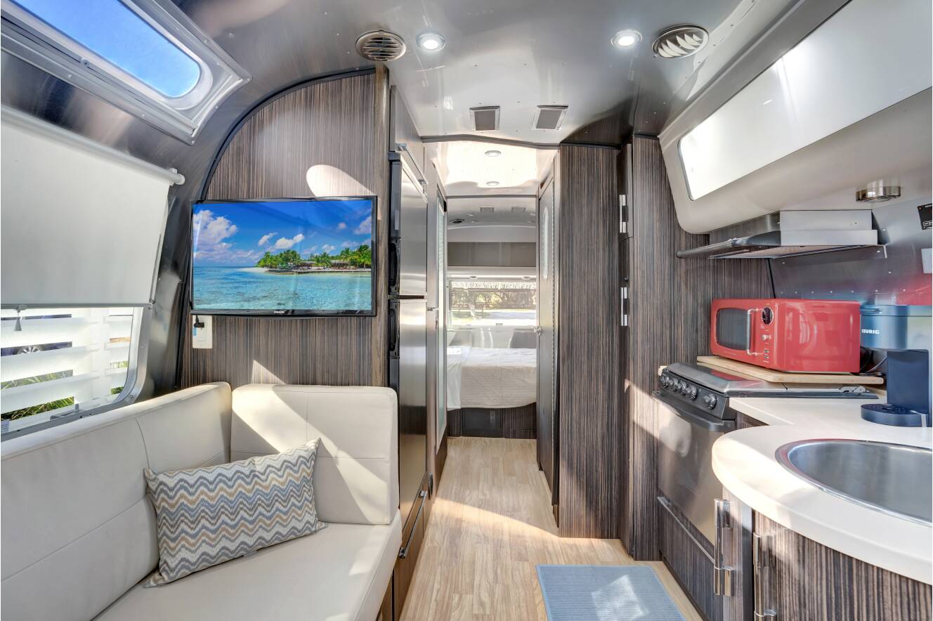 A photo of this 2019 Airstream INTERNATIONAL SIGNATURE 25FBQ