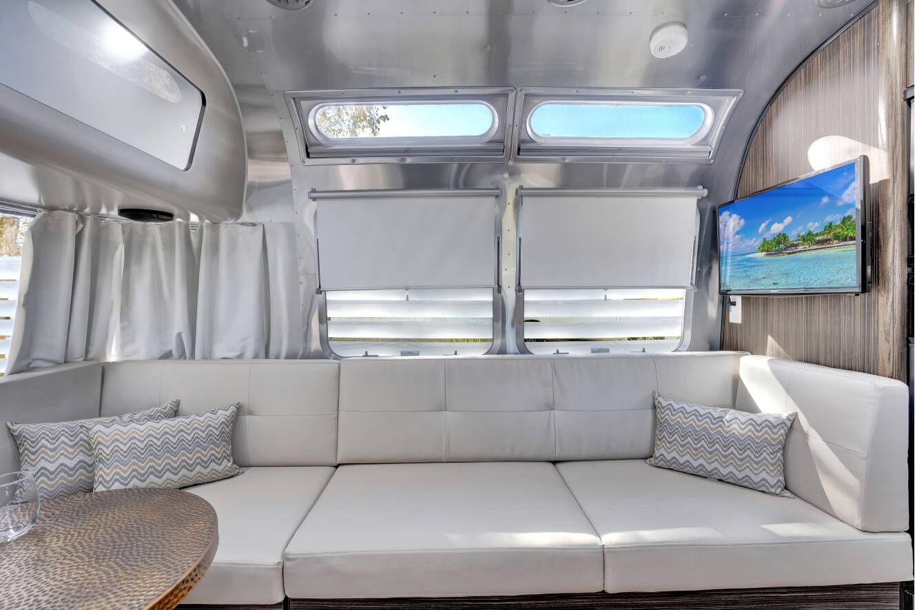 A photo of this 2019 Airstream INTERNATIONAL SIGNATURE 25FBQ