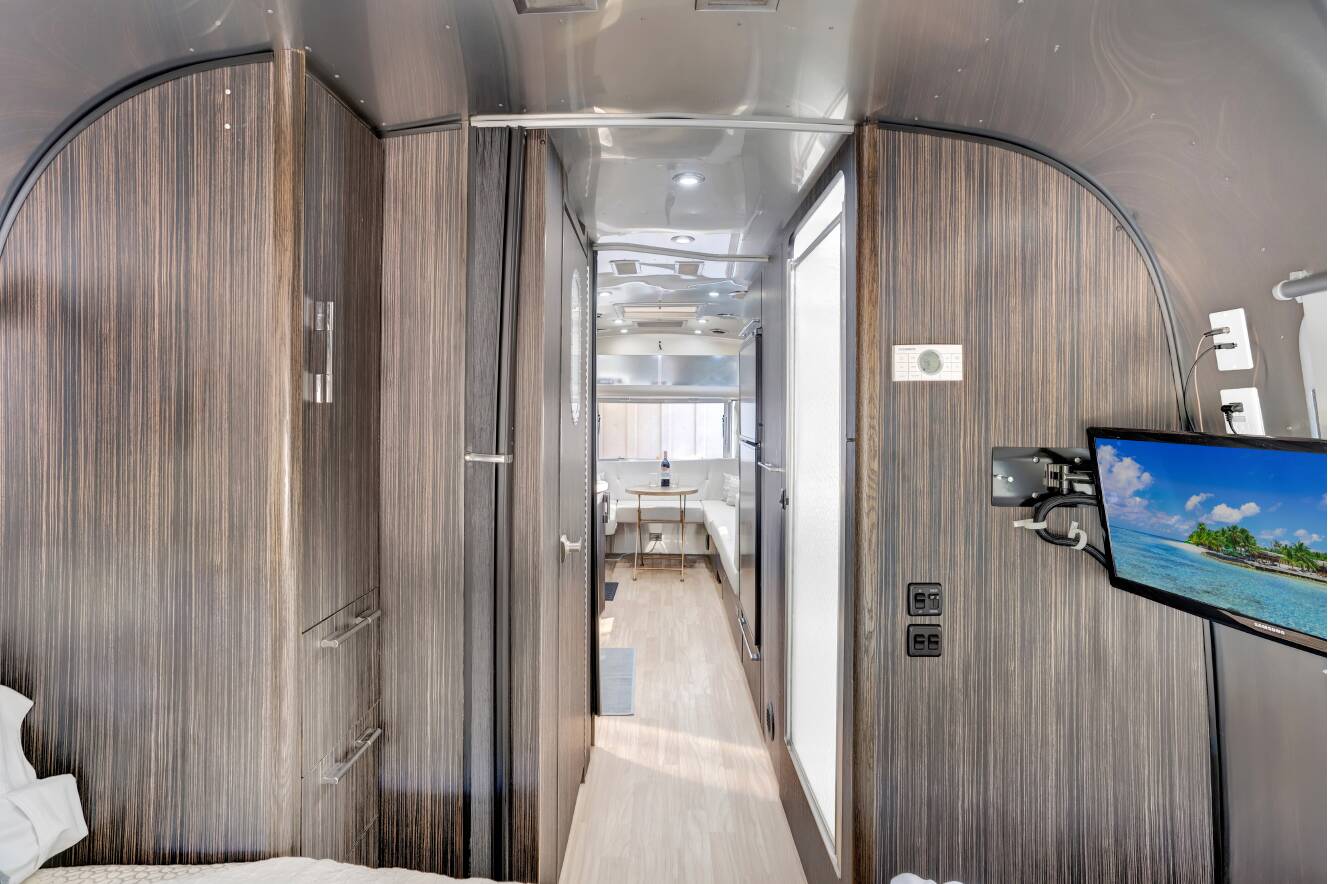 A photo of this 2019 Airstream INTERNATIONAL SIGNATURE 25FBQ