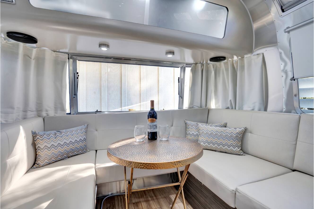 A photo of this 2019 Airstream INTERNATIONAL SIGNATURE 25FBQ