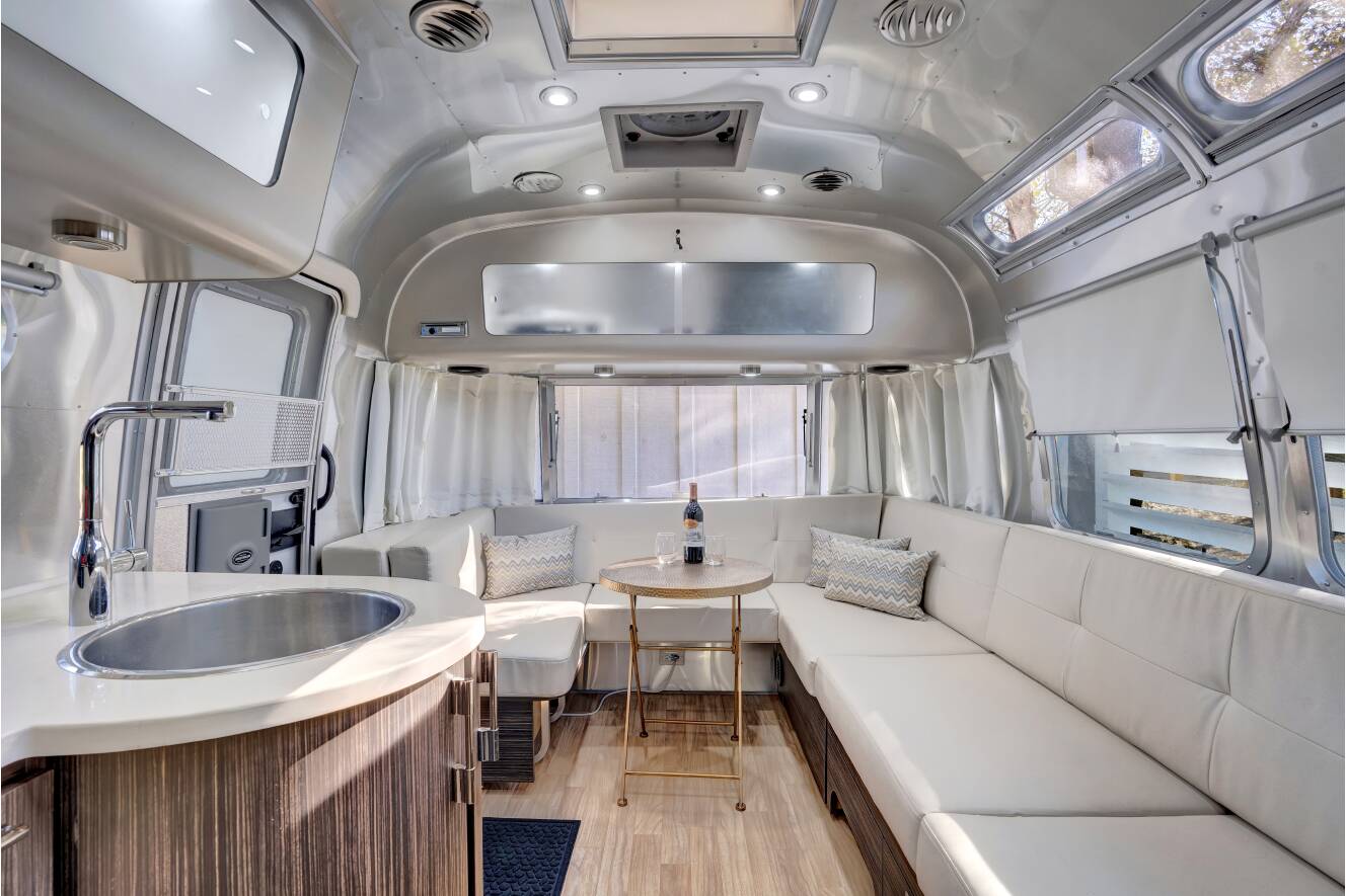 A photo of this 2019 Airstream INTERNATIONAL SIGNATURE 25FBQ