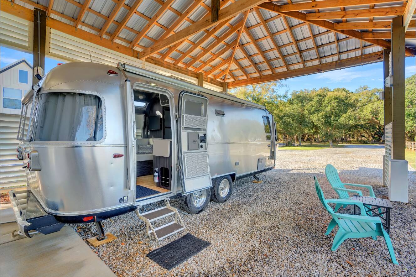 A photo of this 2019 Airstream INTERNATIONAL SIGNATURE 25FBQ