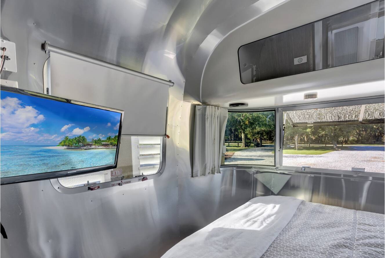 A photo of this 2019 Airstream INTERNATIONAL SIGNATURE 25FBQ