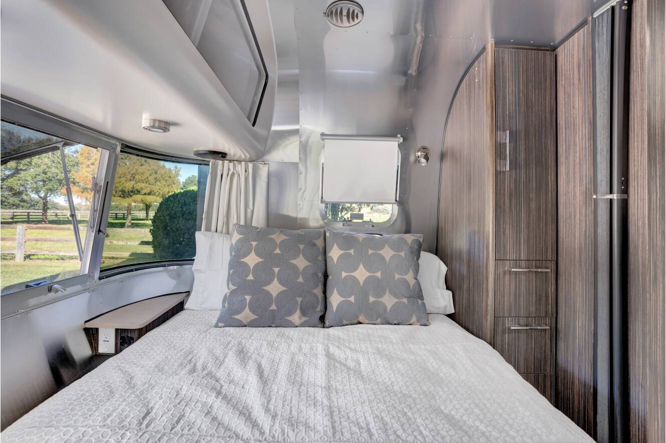 A photo of this 2019 Airstream INTERNATIONAL SIGNATURE 25FBQ