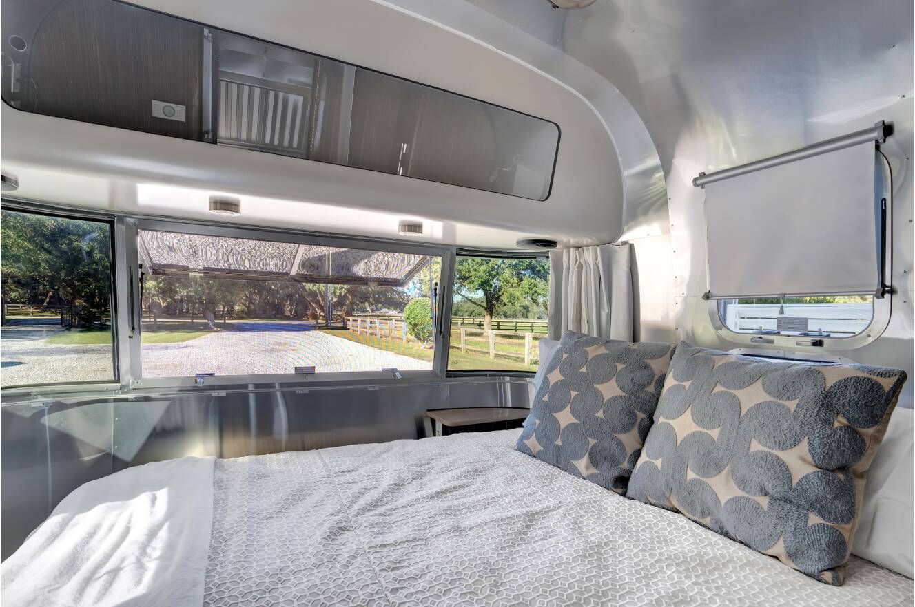 A photo of this 2019 Airstream INTERNATIONAL SIGNATURE 25FBQ
