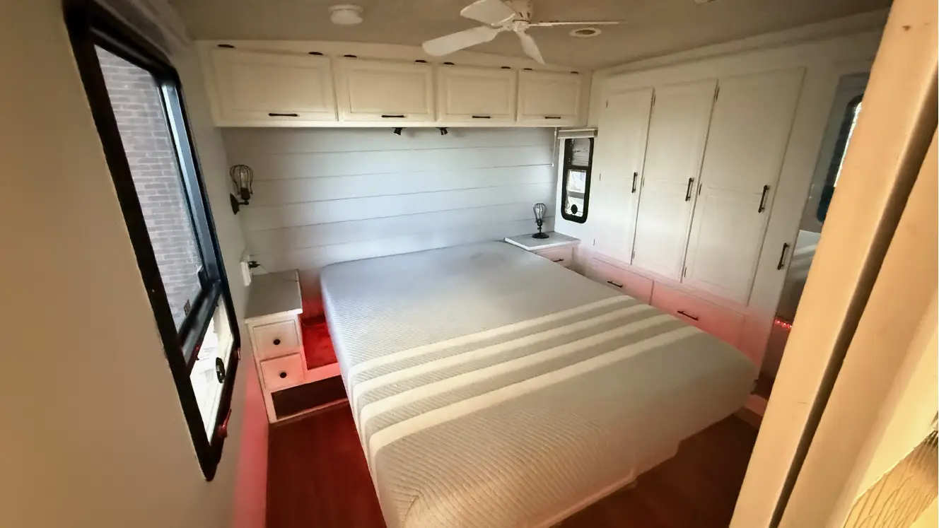 A photo of this 2004 Winnebago JOURNEY 36G