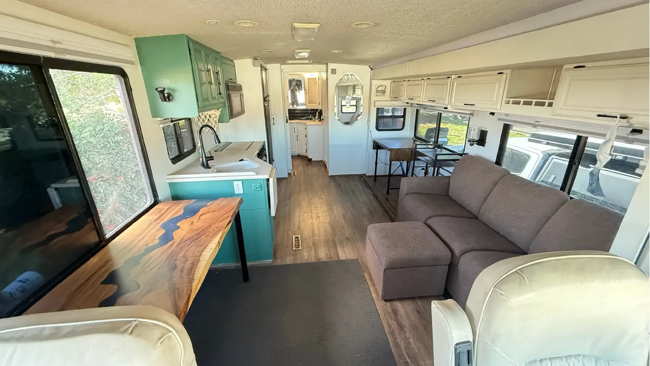 A photo of this 2004 Winnebago JOURNEY 36G