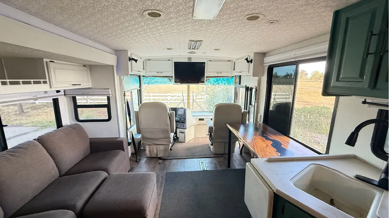 A photo of this 2004 Winnebago JOURNEY 36G