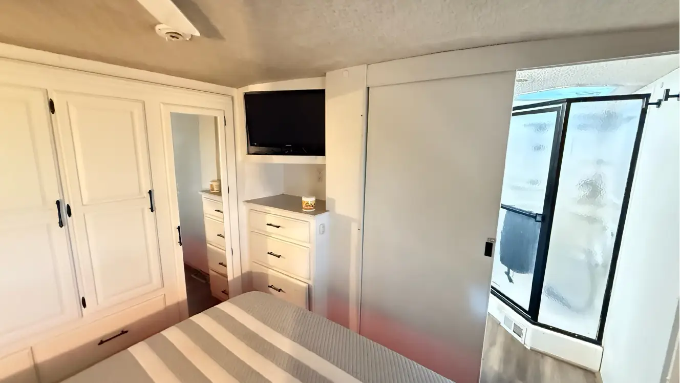 A photo of this 2004 Winnebago JOURNEY 36G