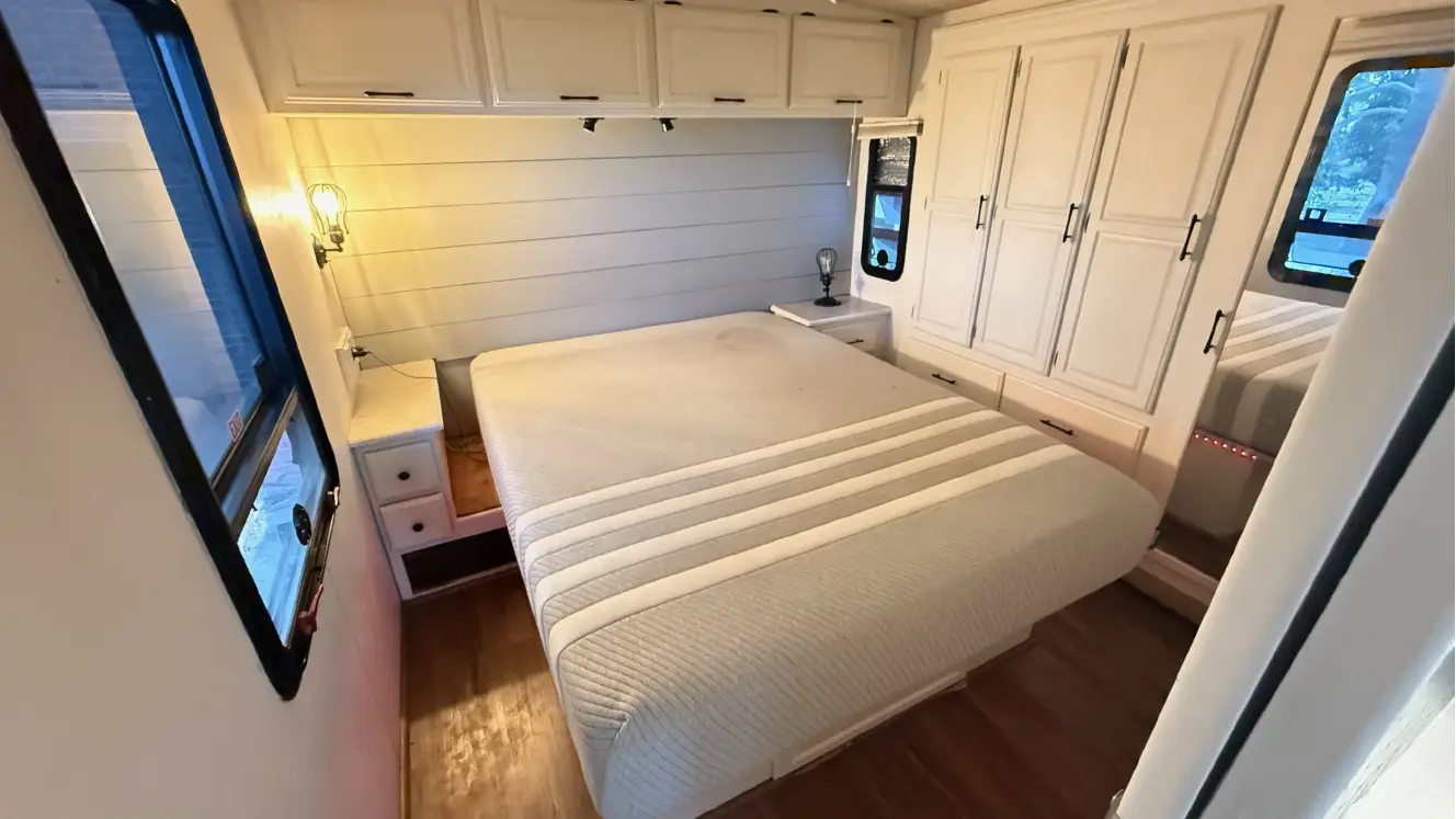 A photo of this 2004 Winnebago JOURNEY 36G