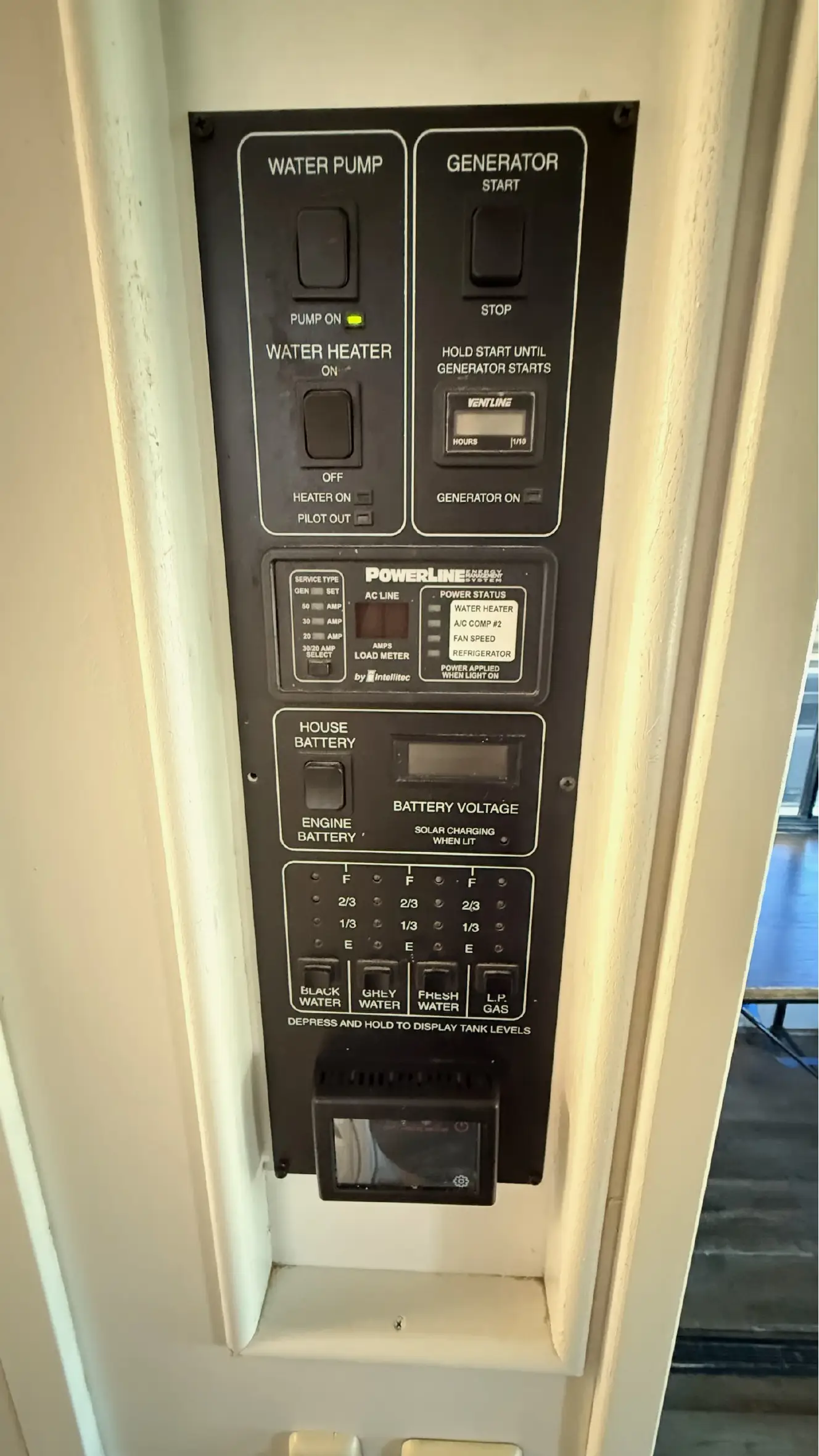 A photo of this 2004 Winnebago JOURNEY 36G