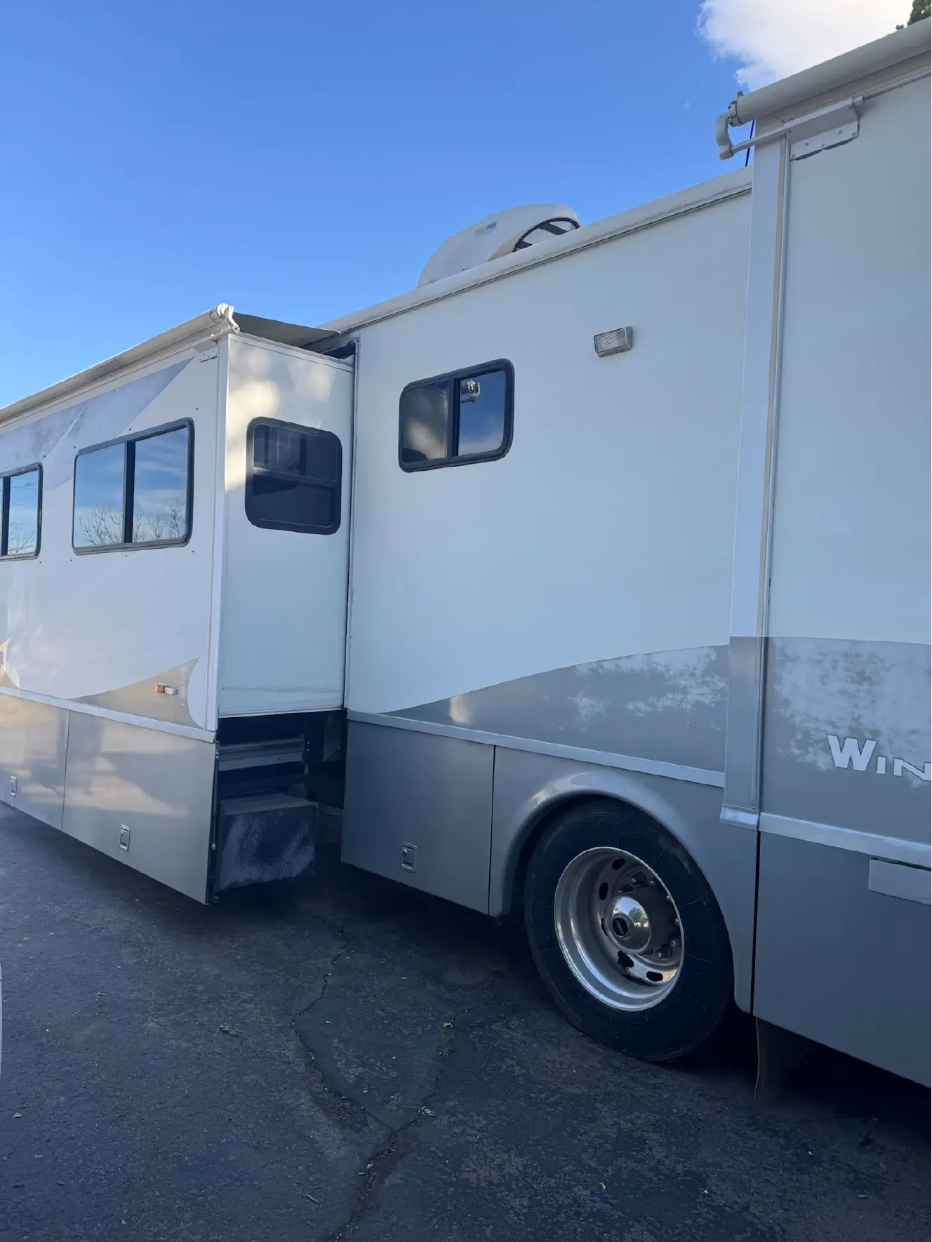 A photo of this 2004 Winnebago JOURNEY 36G