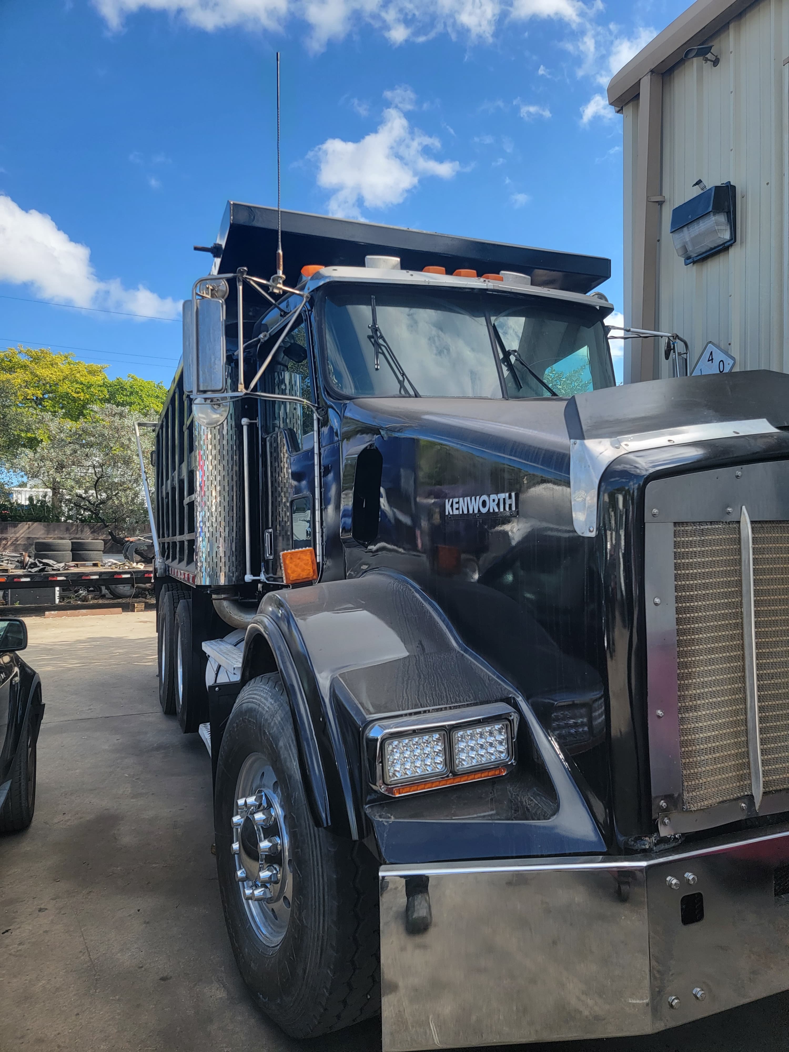 1999 KENWORTH T800 in Fort Lauderdale, FL