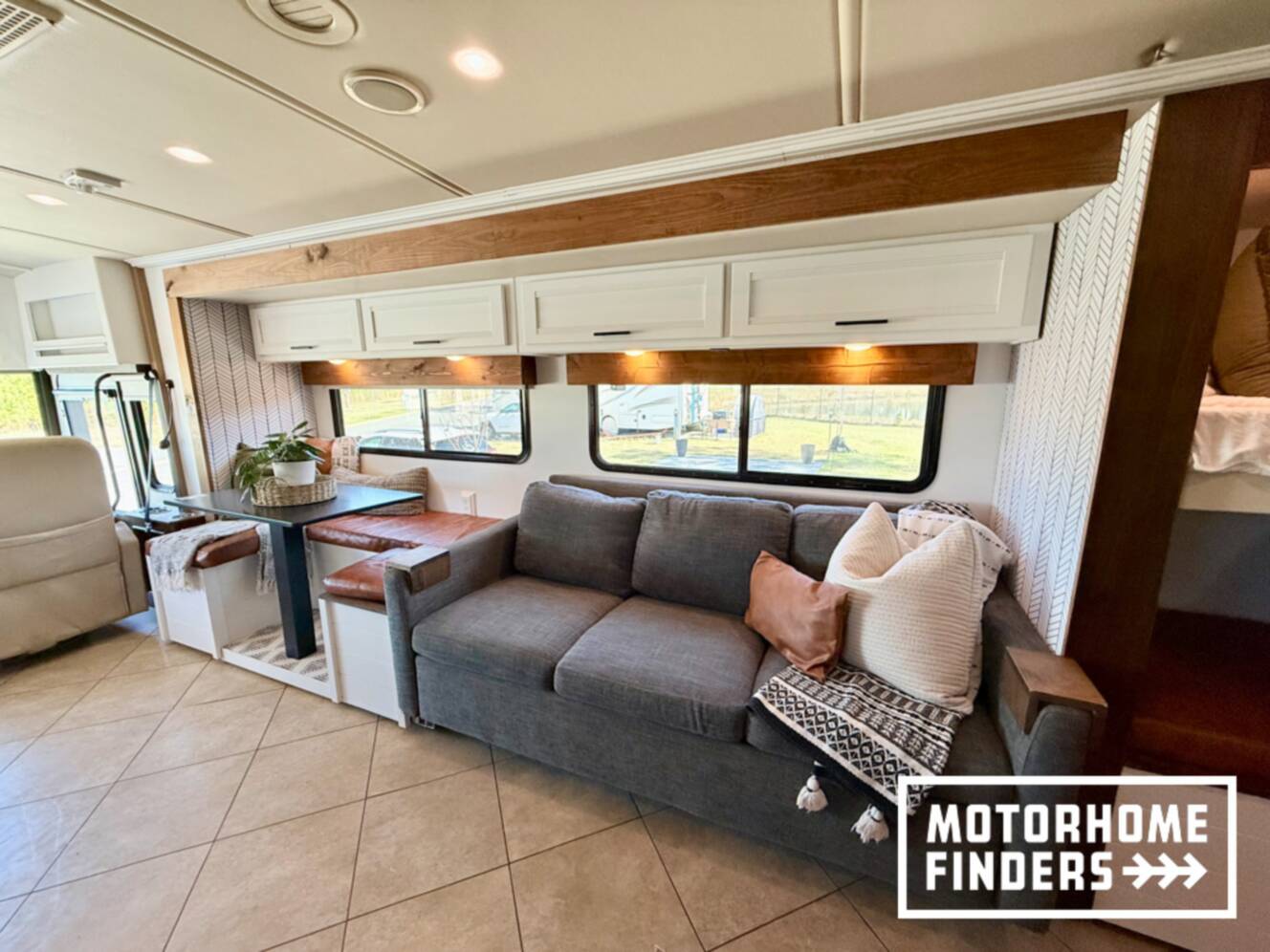 A photo of this 2014 Itasca SOLEI 38R