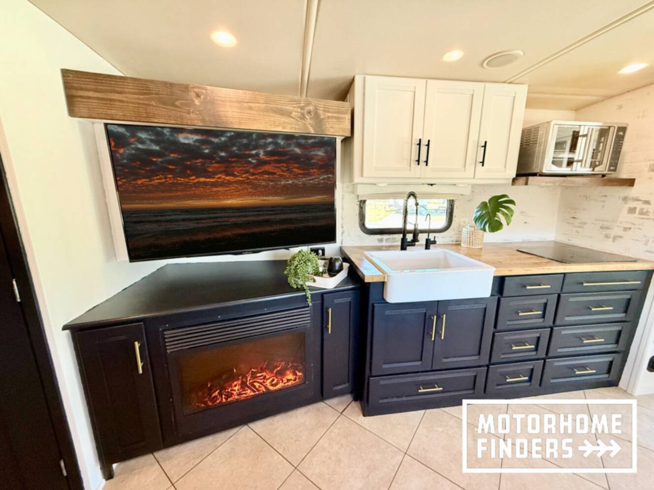 A photo of this 2014 Itasca SOLEI 38R