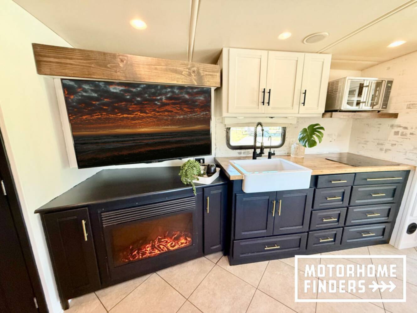 A photo of this 2014 Itasca SOLEI 38R