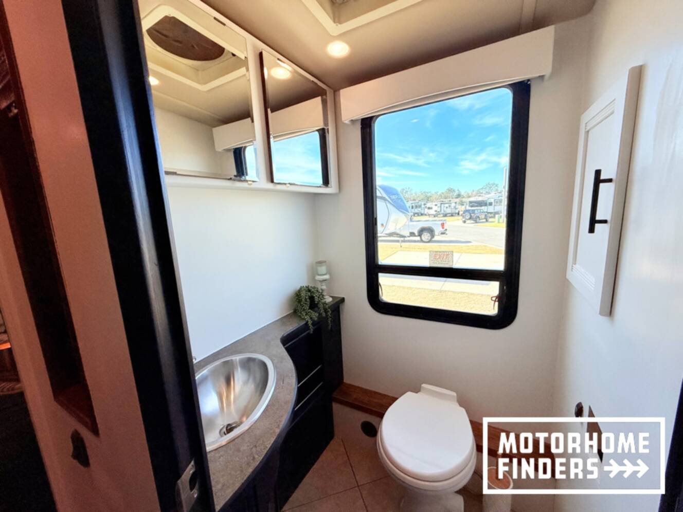 A photo of this 2014 Itasca SOLEI 38R