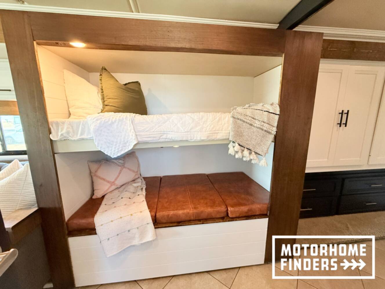 A photo of this 2014 Itasca SOLEI 38R